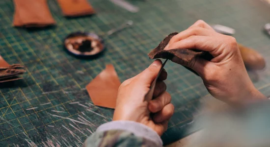 making_a_leather_wallet_2048x.jpg